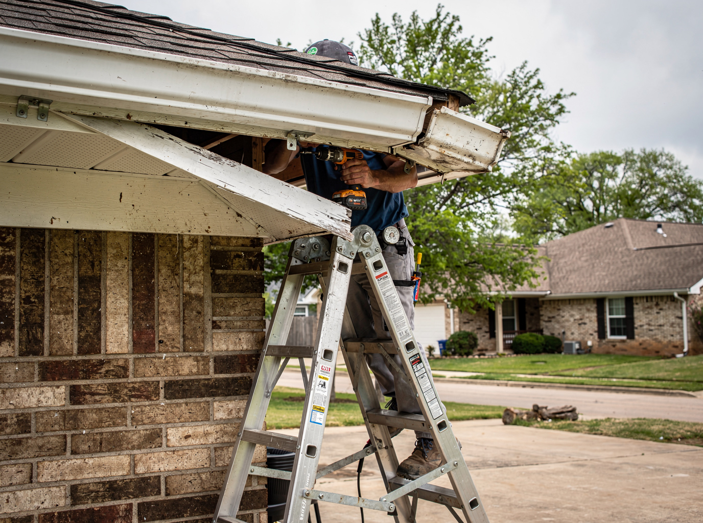 Sagging Gutters Pulling Away From House in Texarkana, TX